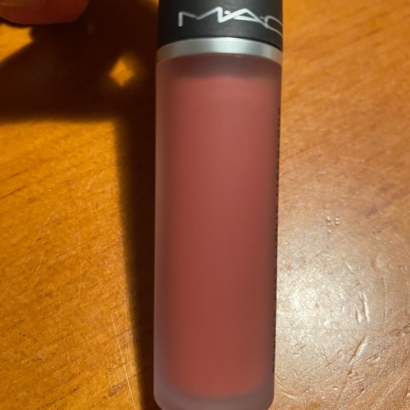 MAC Powder Kiss Liquid Lipcolour Mull it Over - Picture 7 of 16
